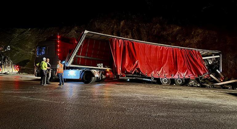 samsun ankara kara yolunda tir devrildi ulasim aksadi 0 WMwfFvQM