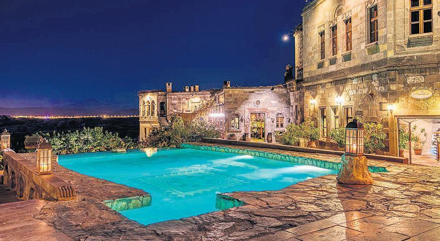 Sanat yapıtları ortasında bir gece