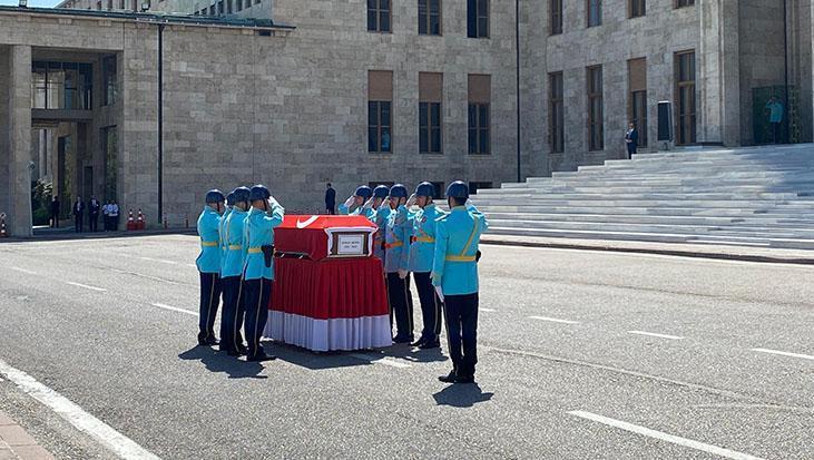 sanayi ve ticaret eski bakani akyol icin tbmmde merasim 292rVknk