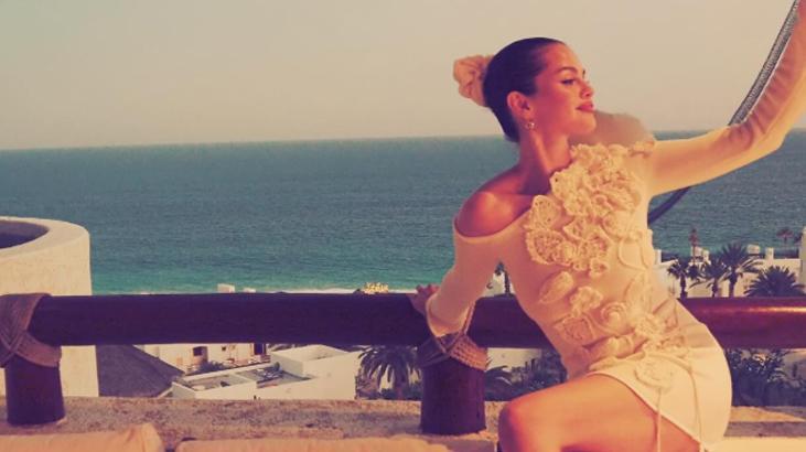 Selena Gomez'i birinci kere bu türlü göreceksiniz! Sürpriz yaptı, düğüne geri sayım 7 selena gomezi birinci kere bu turlu goreceksiniz surpriz yapti dugune geri sayim 5 XEB1Yvlt