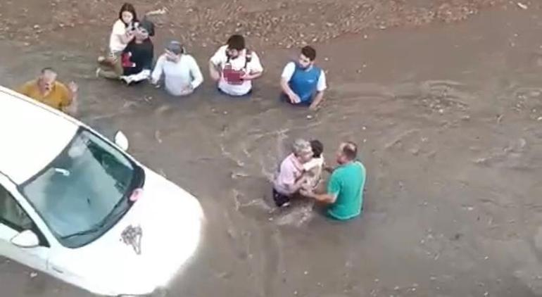 Sokaklar göle döndü! Onlarca araç alt geçitte mahsur kaldı 2 sokaklar gole dondu onlarca arac alt gecitte mahsur kaldi 0 zDWafJK7