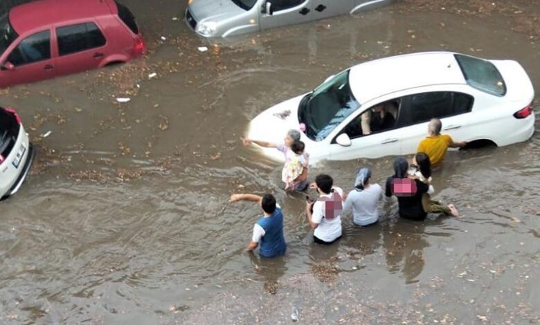 Sokaklar göle döndü! Onlarca araç alt geçitte mahsur kaldı 1 sokaklar gole dondu onlarca arac alt gecitte mahsur kaldi fTJCN765
