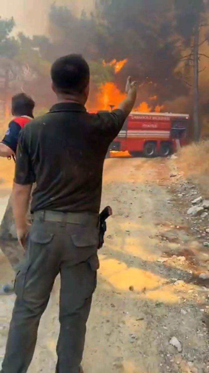 Son dakika... Çanakkale'de büyük yangın! İtfaiye aracı alevlerin ortasında kaldı 4 son dakika canakkalede buyuk yangin itfaiye araci alevlerin ortasinda kaldi 2 FuBWnUJN