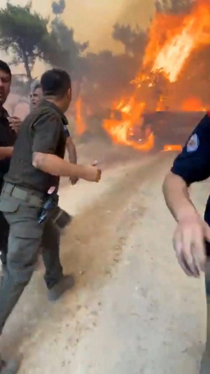 Son dakika... Çanakkale'de büyük yangın! İtfaiye aracı alevlerin ortasında kaldı 5 son dakika canakkalede buyuk yangin itfaiye araci alevlerin ortasinda kaldi 3 qFHq4Qfg