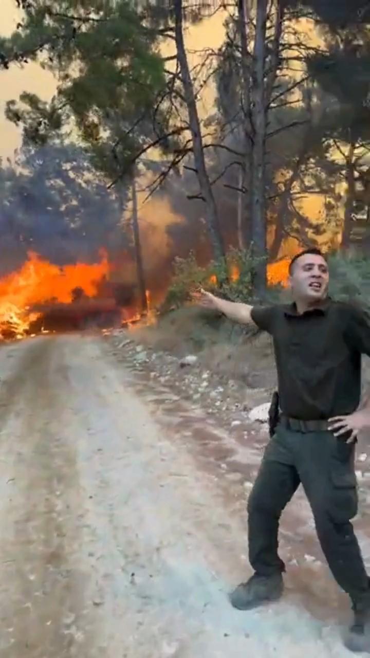 Son dakika... Çanakkale'de büyük yangın! İtfaiye aracı alevlerin ortasında kaldı 6 son dakika canakkalede buyuk yangin itfaiye araci alevlerin ortasinda kaldi 4 J57ECtJW