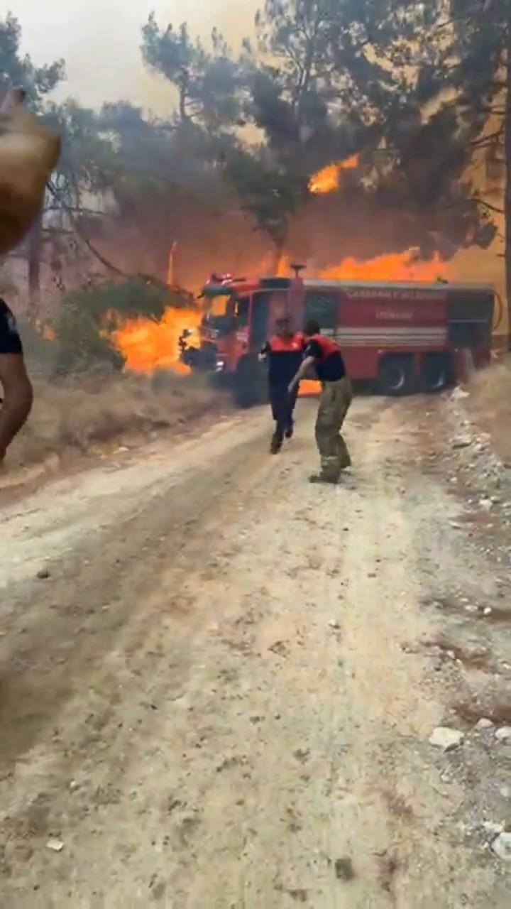 Son dakika... Çanakkale'de büyük yangın! İtfaiye aracı alevlerin ortasında kaldı 7 son dakika canakkalede buyuk yangin itfaiye araci alevlerin ortasinda kaldi 5