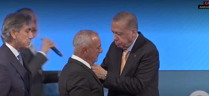 son dakika rozetlerini cumhurbaskani erdogan takti iste ak partiye katilan 9 belediye baskani 3 Y8NgE7FC