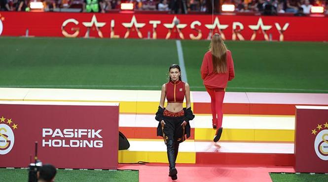 SON DAKİKA | Sane ve Osimhen'in imza merasiminde transfer mesajı! '3 isimle görüşüyoruz, duyunca çıldıracaklar' 7 son dakika sane ve osimhenin imza merasiminde transfer mesaji 3 isimle gorusuyoruz duyunca A2OPRDGz