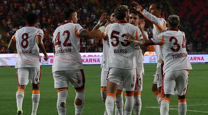SON DAKİKA | Son şampiyon Galatasaray zaferle başladı! Gaziantep FK meskeninde mağlup 2 son dakika son sampiyon galatasaray zaferle basladi gaziantep fk meskeninde maglup 0 eRMb2Bky