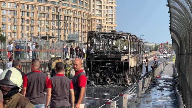 Sultangazi'de otobüste yangın: Tramvay seferleri durdu 11 sultangazide otobuste yangin tramvay seferleri durdu 9 cIUgndde