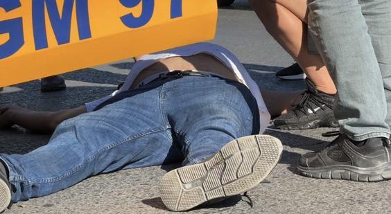 Taksi sürücüsünün sıkıntı anları! Vatandaşlar başından ayrılmadı 2 taksi surucusunun sikinti anlari vatandaslar basindan ayrilmadi 0 eGYq5Na9