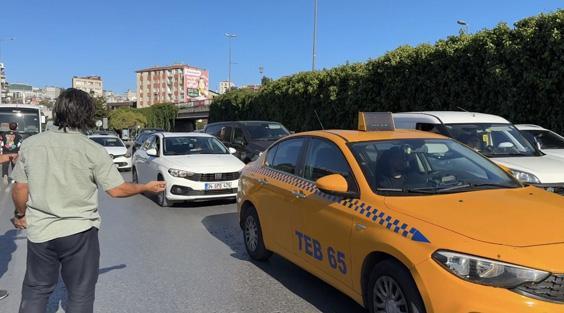 Taksi sürücüsünün sıkıntı anları! Vatandaşlar başından ayrılmadı 3 taksi surucusunun sikinti anlari vatandaslar basindan ayrilmadi 1 ansXeVHm