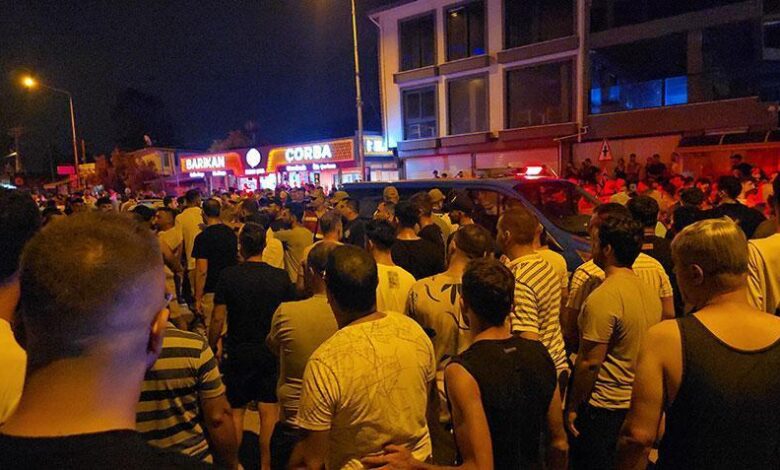 Taşkınlık çıkarıp, 1 kişiyi bıçakladılar! Linçten gruplar kurtardı 1 taskinlik cikarip 1 kisiyi bicakladilar lincten gruplar kurtardi HJAJfRWF