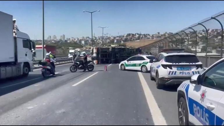 TEM'de kamyon devrildi, trafik yoğunluğu oluştu! 4 temde kamyon devrildi trafik yogunlugu olustu 2 PzVUfSdz