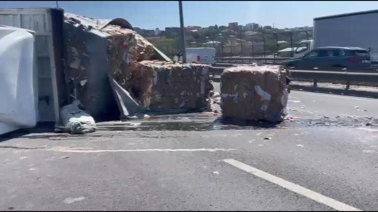 TEM'de kamyon devrildi, trafik yoğunluğu oluştu! 5 temde kamyon devrildi trafik yogunlugu olustu 3 Vshr1G1F