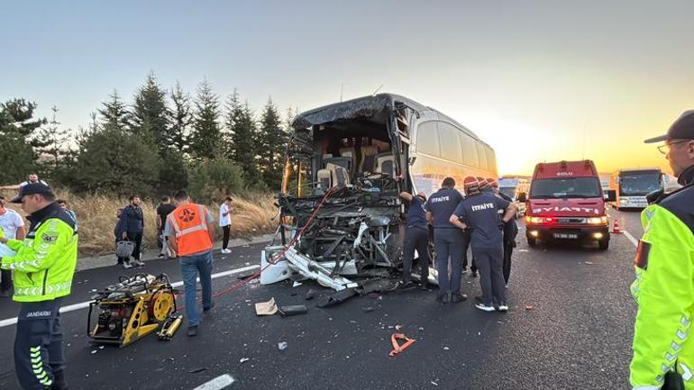 temde yolcu otobusu ile kamyon carpisti meyyit ve yaralilar var 1 DEaimOge
