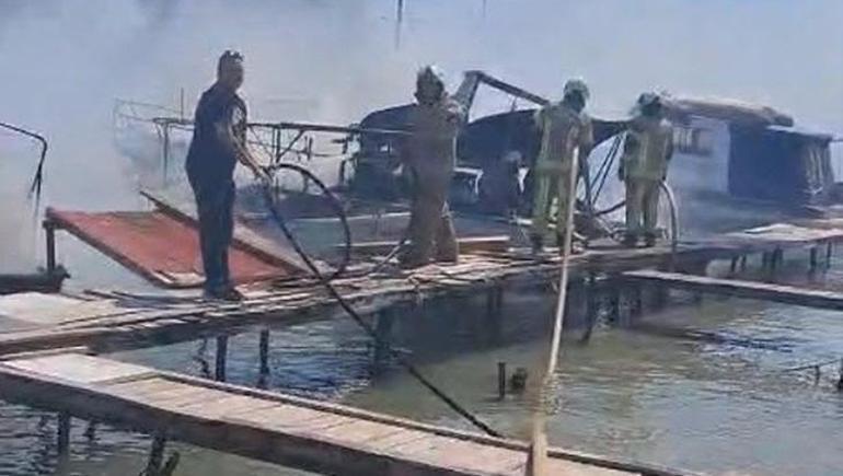 Urla'da alevlere teslim olan 5 tekneden 2'si battı 2 urlada alevlere teslim olan 5 tekneden 2si batti 0