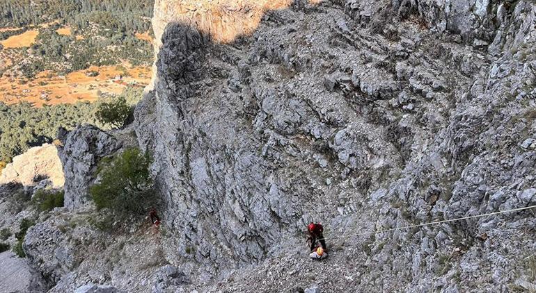Vakitle yarış! Yamaç paraşütündekiler kayalıklara düştü 3 vakitle yaris yamac parasutundekiler kayaliklara dustu 1 vaWylCTJ