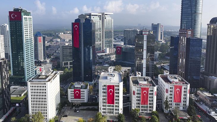 Yurtta 30 Ağustos coşkusu: Maslak'ta gökdelenler kırmızı beyaza büründü 1 yurtta 30 agustos coskusu maslakta gokdelenler kirmizi beyaza burundu Z1mk5UE1