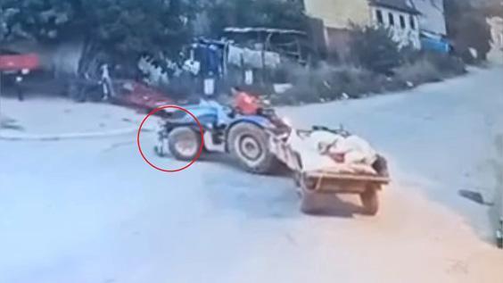 2 yasindaki cocugun babasinin kullandigi traktorun altinda kaldigi manzaralar kahretti 0 hmwqIO3Y