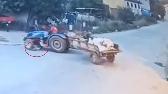 2 yasindaki cocugun babasinin kullandigi traktorun altinda kaldigi manzaralar kahretti 1 rnS8JCE2
