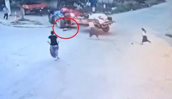 2 yasindaki cocugun babasinin kullandigi traktorun altinda kaldigi manzaralar kahretti 2 cAQ9Z9JW