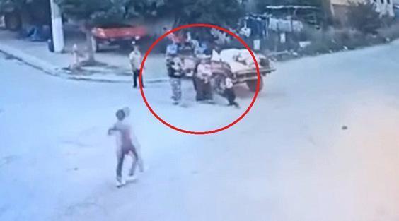 2 yasindaki cocugun babasinin kullandigi traktorun altinda kaldigi manzaralar kahretti 3 tqsrRRmZ