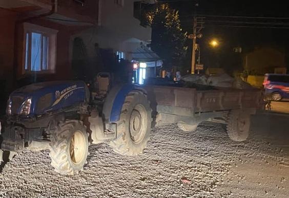 2 yasindaki cocugun babasinin kullandigi traktorun altinda kaldigi manzaralar kahretti 4 Lq4AguFH