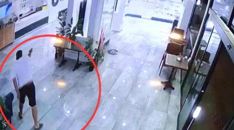 Adana'da feci olay! Ortak olamadıkları kafeyi kurşun yağdırdılar 2 adanada feci olay ortak olamadiklari kafeyi kursun yagdirdilar 0 ZKihnnuJ