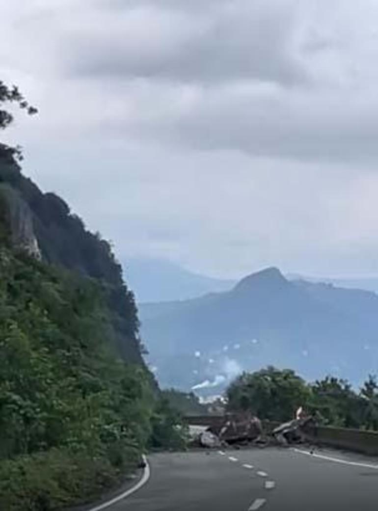 Artvin'de heyelan! Karadeniz Kıyı Yolu ulaşıma kapandı 2 artvinde heyelan karadeniz kiyi yolu ulasima kapandi 0