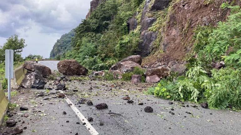 Artvin'de heyelan! Karadeniz Kıyı Yolu ulaşıma kapandı 3 artvinde heyelan karadeniz kiyi yolu ulasima kapandi 1 gF4I6Bpc