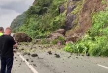 artvinde heyelan karadeniz kiyi yolu ulasima kapandi r67BaTsk