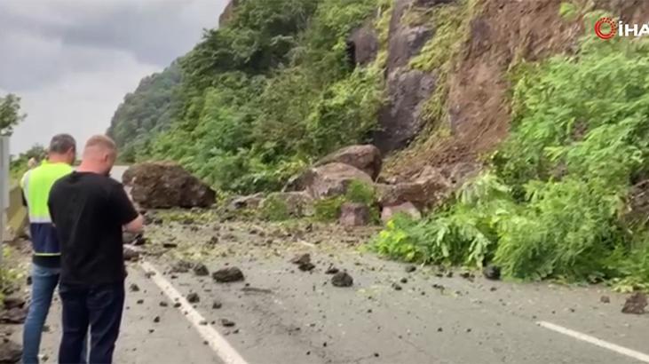 Artvin'de heyelan! Karadeniz Kıyı Yolu ulaşıma kapandı 1 artvinde heyelan karadeniz kiyi yolu ulasima kapandi r67BaTsk