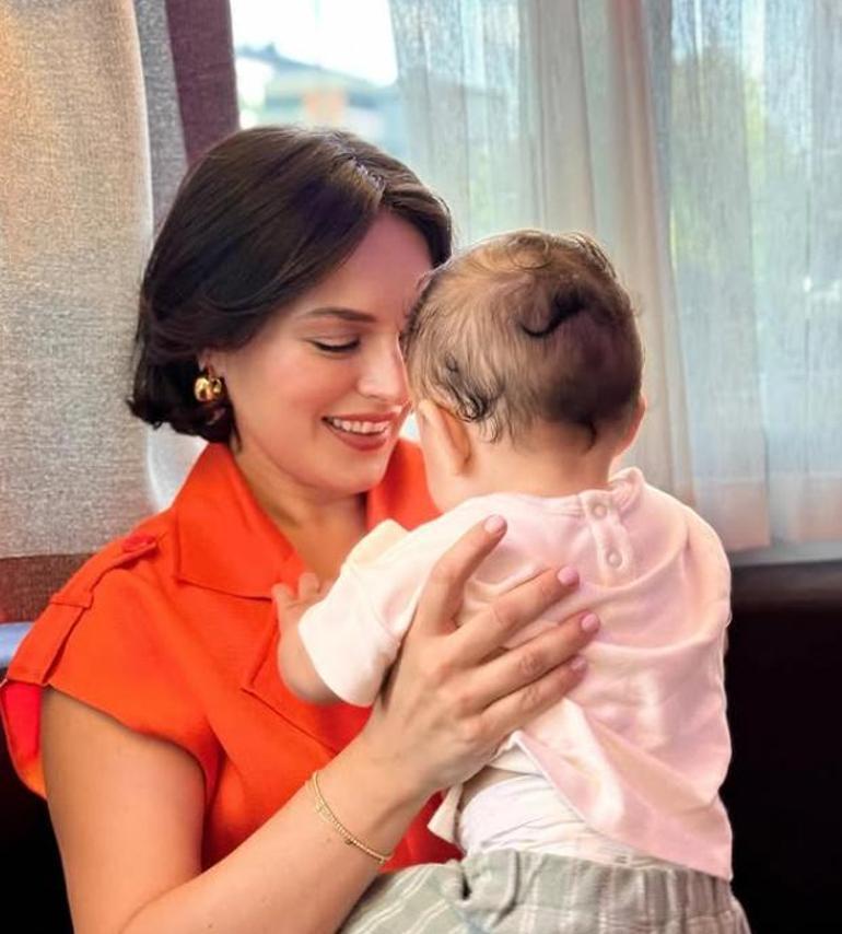 Ayrılsak da beraberiz! Ezgi Mola ve eski eşi bu defa düğünde ortaya çıktı 2 ayrilsak da beraberiz ezgi mola ve eski esi bu defa dugunde ortaya cikti 0 azuw4F96