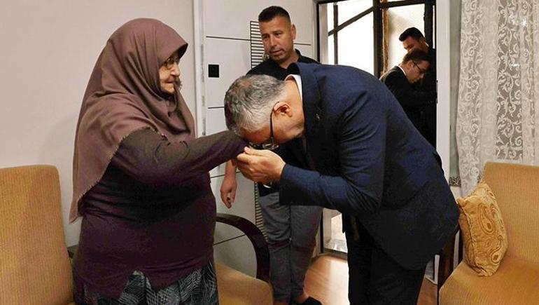 Bakan Işıkhan, şehit ailesini ziyaretinde Cumhurbaşkanı Erdoğan'ın "Terörsüz Türkiye" mektubunu okudu 2 bakan isikhan sehit ailesini ziyaretinde cumhurbaskani erdoganin terorsuz turkiye mektubunu okudu 0 jcvyYTGF