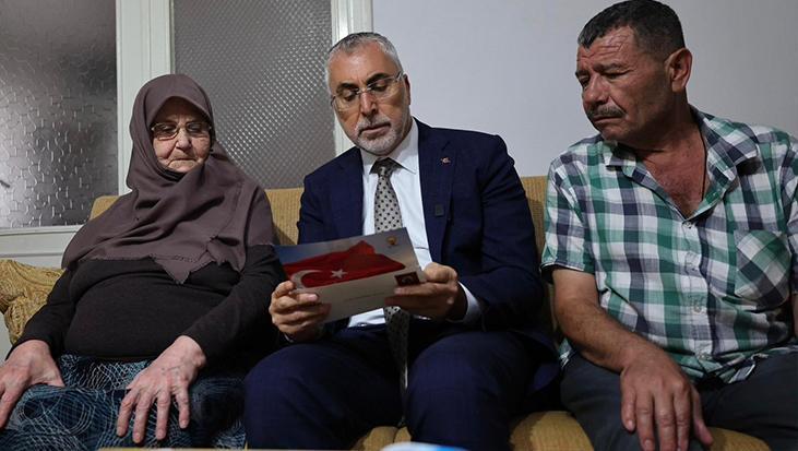 Bakan Işıkhan, şehit ailesini ziyaretinde Cumhurbaşkanı Erdoğan'ın "Terörsüz Türkiye" mektubunu okudu 1 bakan isikhan sehit ailesini ziyaretinde cumhurbaskani erdoganin terorsuz turkiye mektubunu okudu