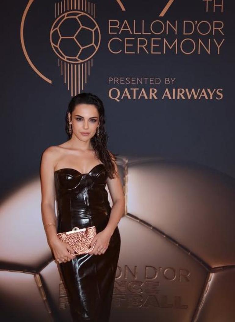 ballon dor odul merasiminde surpriz isim hos oyuncu da katildi elbisesiyle buyuledi 3 GMnM8DQz