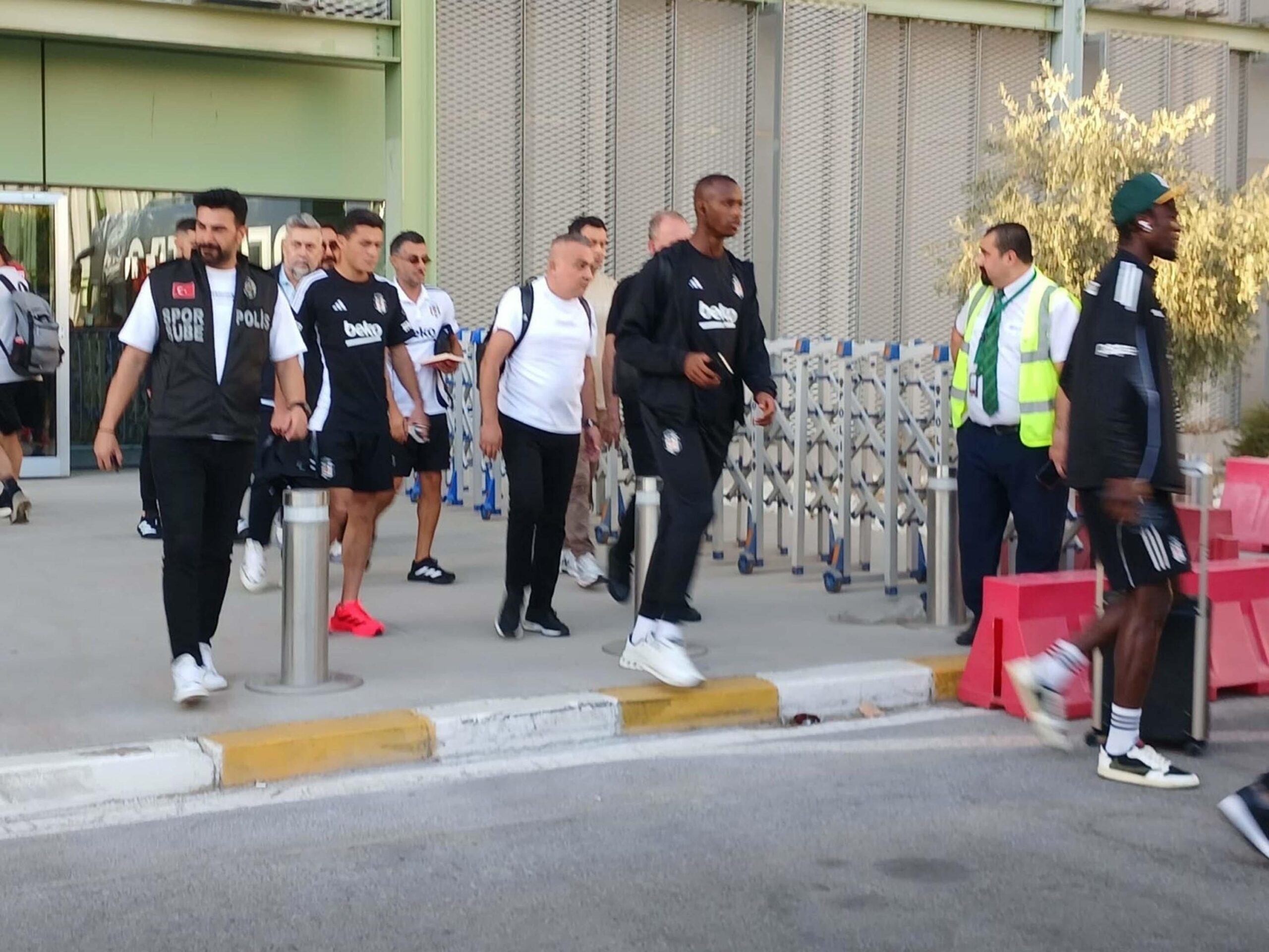 Beşiktaş’a İzmir’de coşkulu karşılama!