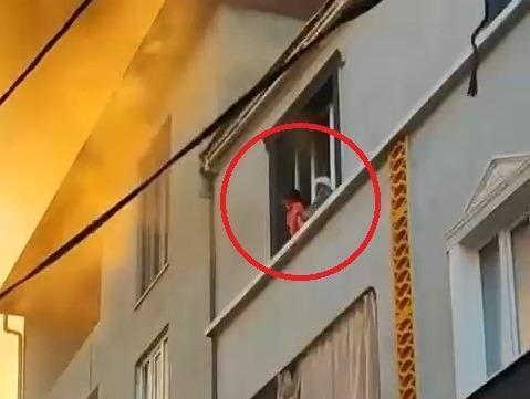 Bursa'da can pazarı: Yangından kaçmak için 3. kattan atladılar 2 bursada can pazari yangindan kacmak icin 3 kattan atladilar 0 Rm577lbM