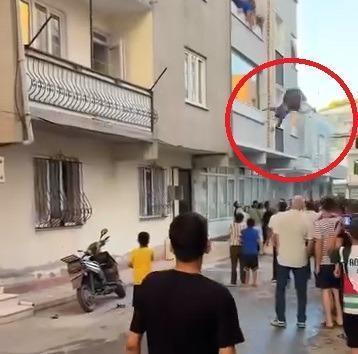 Bursa'da can pazarı: Yangından kaçmak için 3. kattan atladılar 4 bursada can pazari yangindan kacmak icin 3 kattan atladilar 2