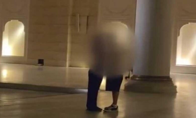 Çamlıca Camii'nde uygunsuz hareketlerde bulunan 2 turist hakkında karar 1 camlica camiinde uygunsuz hareketlerde bulunan 2 turist hakkinda karar hHCDROqQ