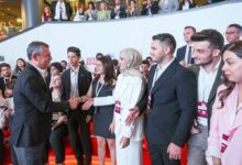 chp lideri ozgur ozel genclerle bir ortaya geldi FSrJQeq8