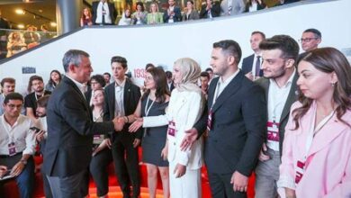 chp lideri ozgur ozel genclerle bir ortaya geldi FSrJQeq8