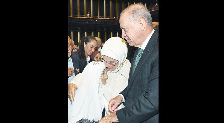 Cumhurbaşkanı Erdoğan başkanlığındaki devlet erkanı Ata’yı ziyaret etti: ‘Bir asır sonra da boş durmuyorlar’ 2 cumhurbaskani erdogan baskanligindaki devlet erkani atayi ziyaret etti bir asir sonra da bos durmuyorlar 2JURBWLa