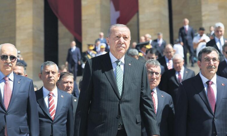Cumhurbaşkanı Erdoğan başkanlığındaki devlet erkanı Ata’yı ziyaret etti: ‘Bir asır sonra da boş durmuyorlar’ 1 cumhurbaskani erdogan baskanligindaki devlet erkani atayi ziyaret etti bir asir sonra da bos durmuyorlar pXzDmNBj