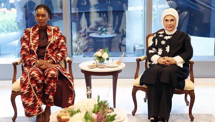 emine erdogan gabon cumhurbaskaninin esi nguema ile gorustu 5M6GQddt