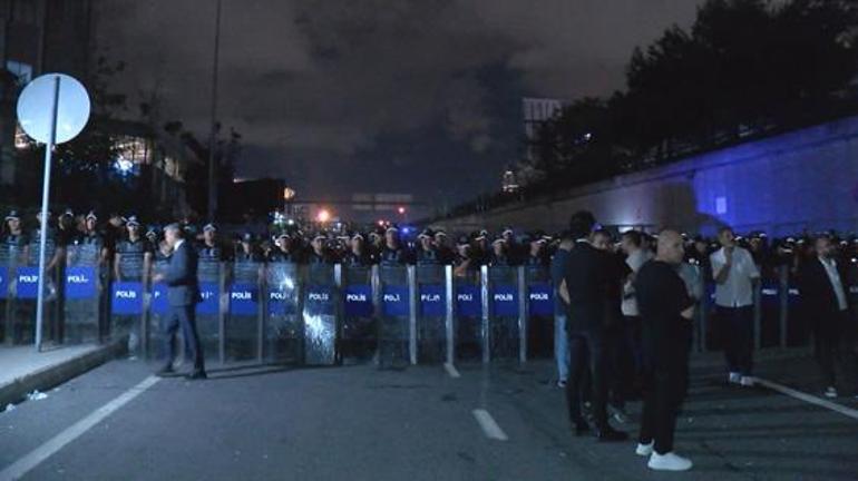 Gürsel Tekin, parti binasına geleceğini açıklamıştı! CHP İstanbul Vilayet Başkanlığı önünde hareketlilik başladı 3 gursel tekin parti binasina gelecegini aciklamisti chp istanbul vilayet baskanligi onunde hareketlilik basladi 1