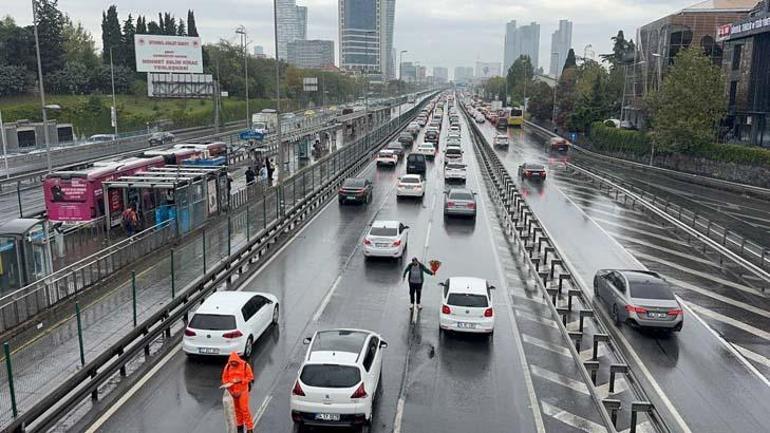 İstanbul'da yağmur trafiği kilitledi: Yoğunluk yüzde 80'e ulaştı 3 istanbulda yagmur trafigi kilitledi yogunluk yuzde 80e ulasti 1 pJUIJmCz