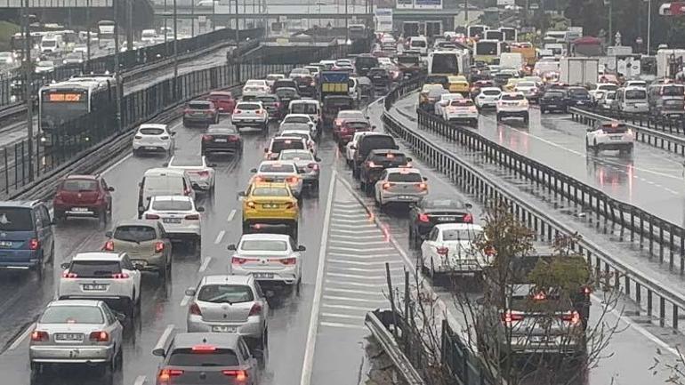 İstanbul'da yağmur trafiği kilitledi: Yoğunluk yüzde 80'e ulaştı 5 istanbulda yagmur trafigi kilitledi yogunluk yuzde 80e ulasti 3 skYM9Hiv