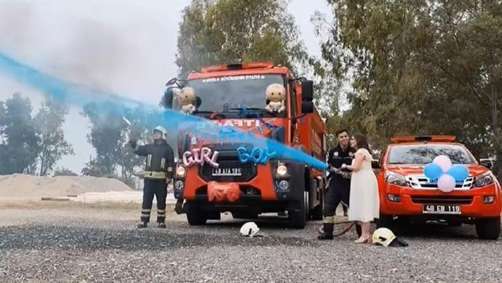 İtfaiye aracında duygusal anlar! Çift bebeklerinin cinsiyetini sıra dışı sürprizle öğrendi 1 itfaiye aracinda duygusal anlar cift bebeklerinin cinsiyetini sira disi surprizle ogrendi jEq2Lrwm